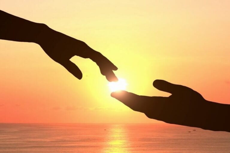 due-mani-si-toccano-al-tramonto-1024×589-1