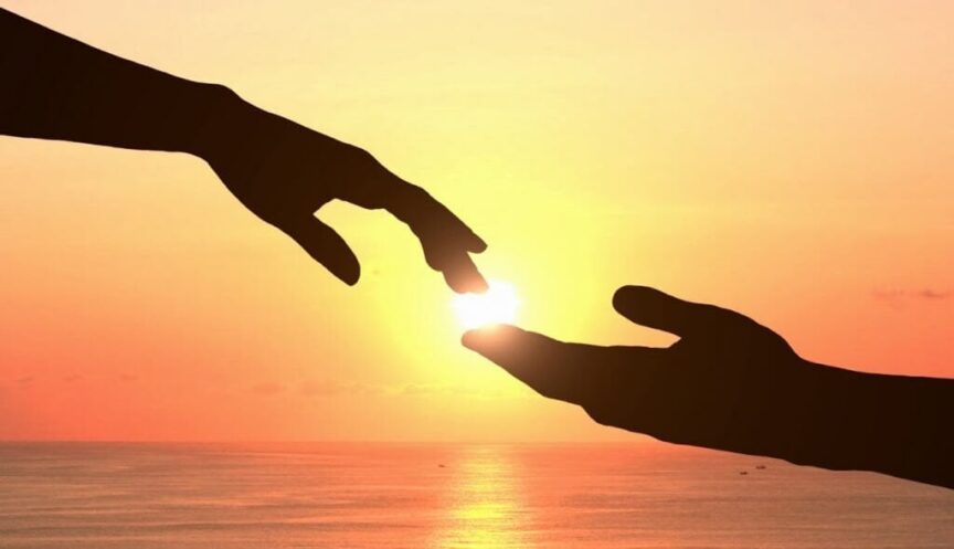due-mani-si-toccano-al-tramonto-1024×589-1